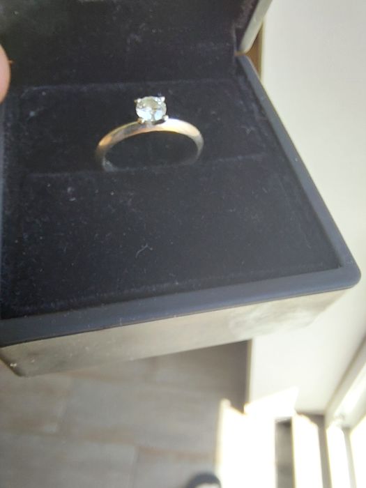 Vând inel de aur alb  cu diamant