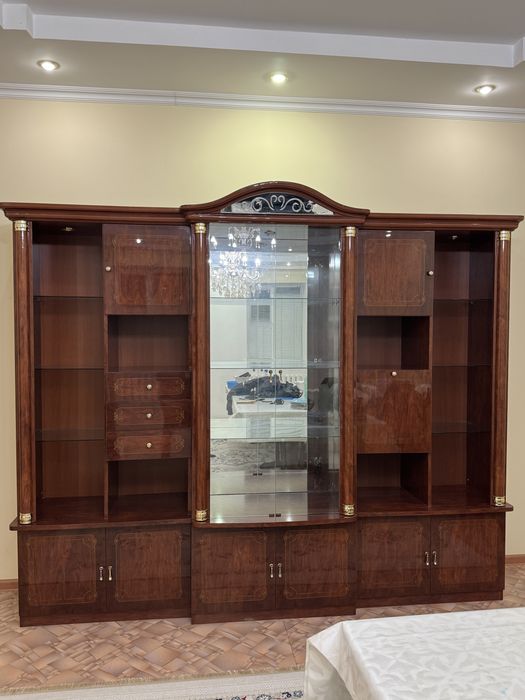 Продается сервант.Италия