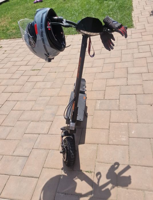 Trotineta electrica kukirin g2 2025 cască și mănuși