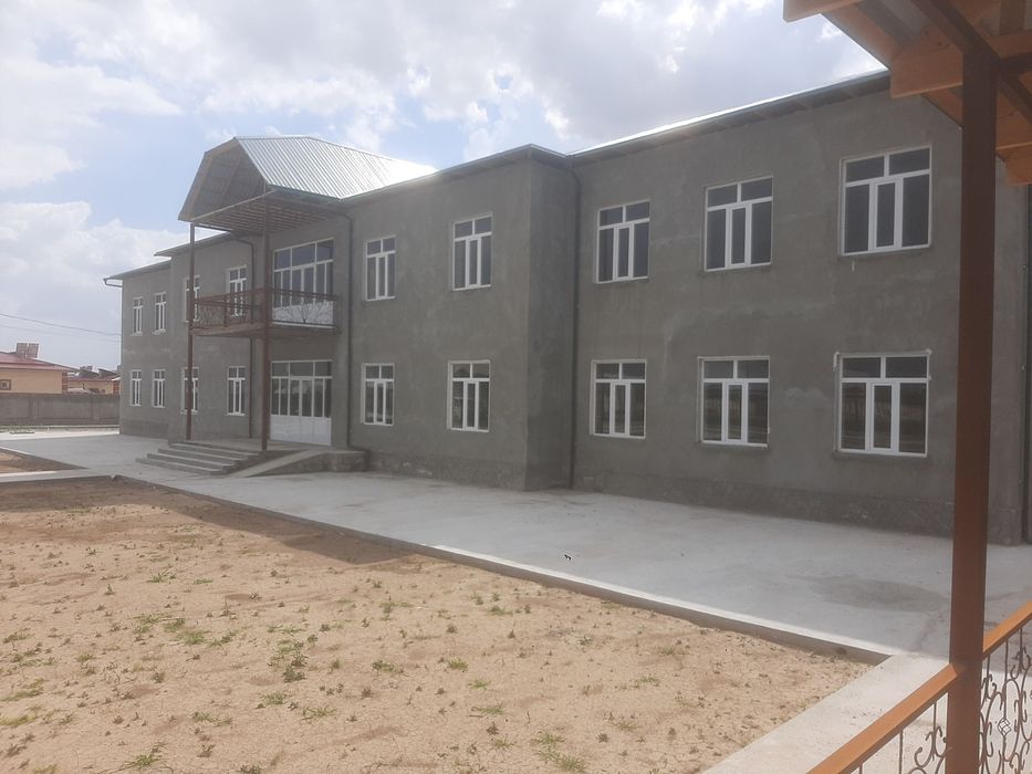 Нотурар бино сотилади