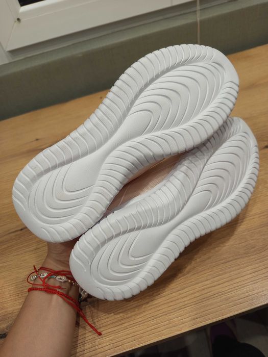 Чисто нови дамски маратонки 39 номер