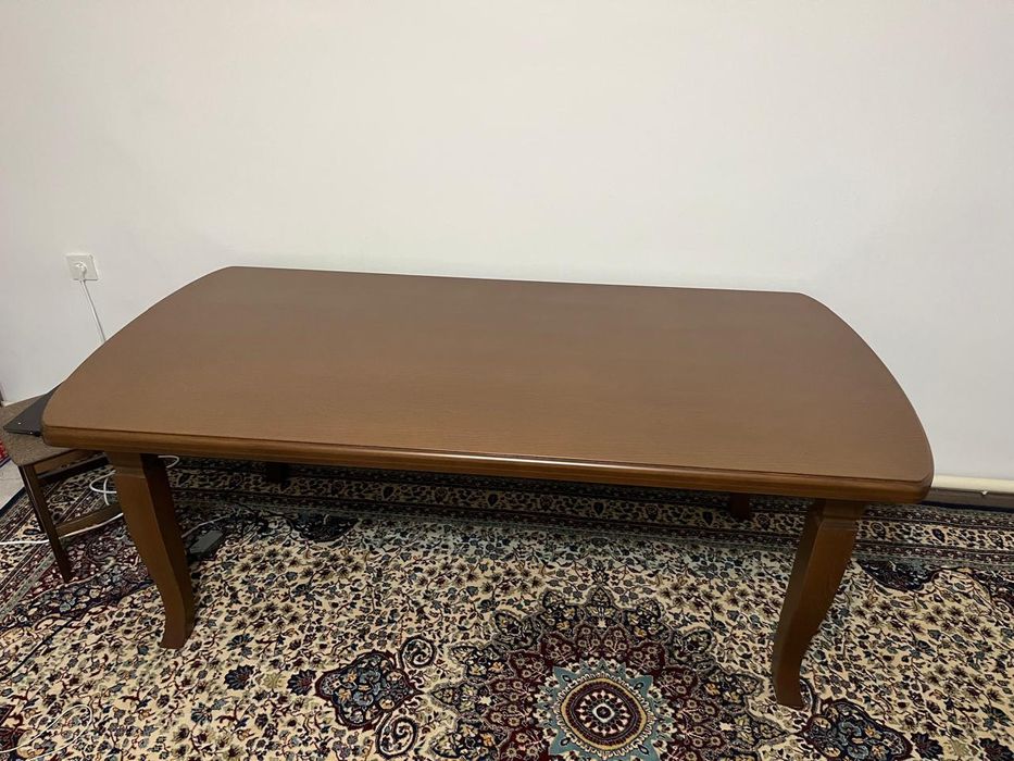 Обеденный прямоугольный стол.