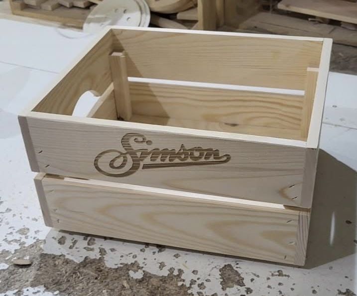 Дървена щайга с персонализиран гравиран надпис