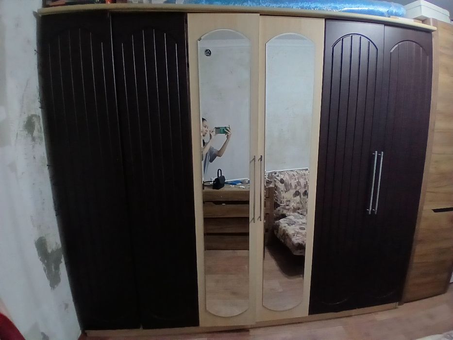 Продаётся шкаф срочно .15.000