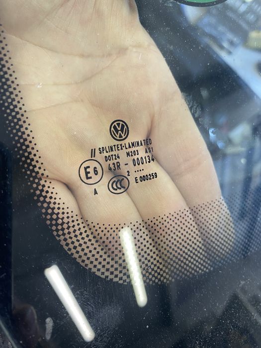 Челно предно стъкло пасат б7 2012г оригинално отлично