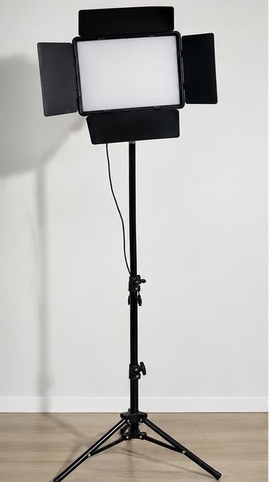 LED студийна лампа(прожектор) с регулируеми клапи (barn doors) и стойка