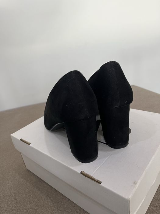 Велурени обувки на ток