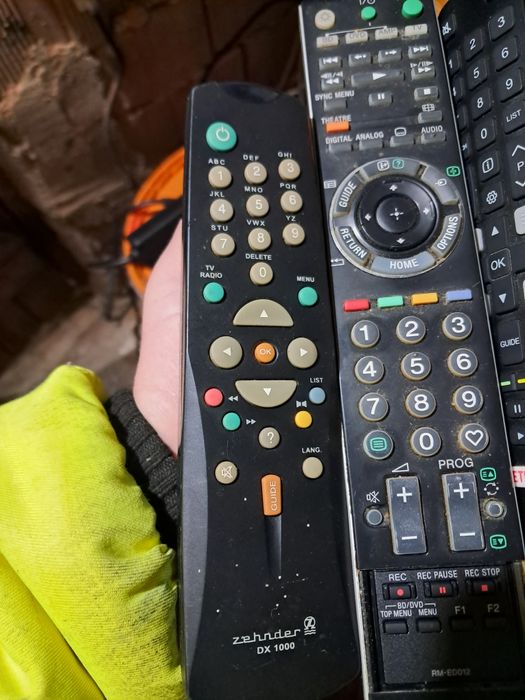 Продавам лот от различни дистанционни управления за телевизори, DVD и