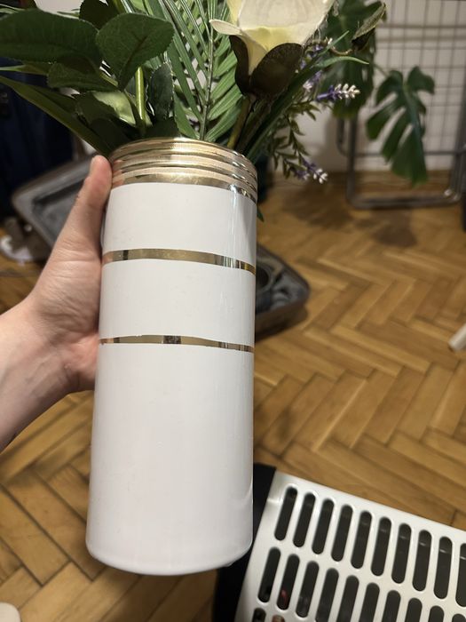 Ваза с изкуствени цветя