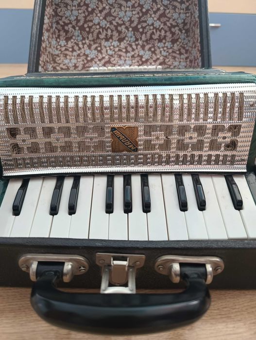 Оригинален Руски Соц СССР Акордеон Малыш 12 баса