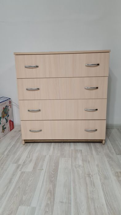 Комод 4 ящика, светлый, в хорошем состоянии
