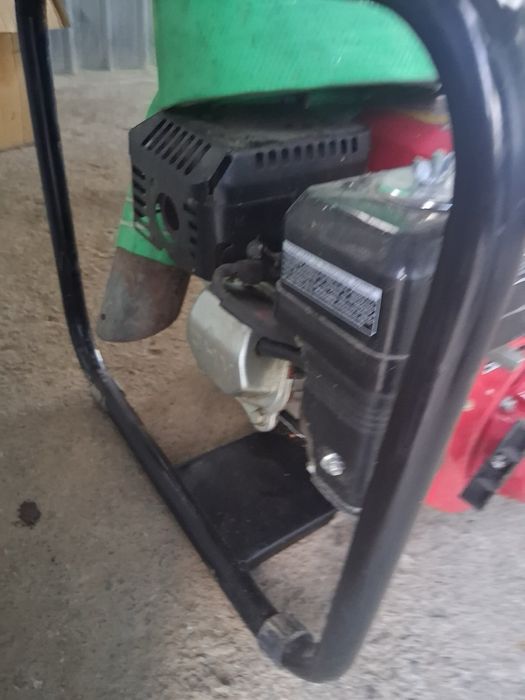 Продавам бензинова водна помпа SUMEC 5.5 HP – комплект с маркучи