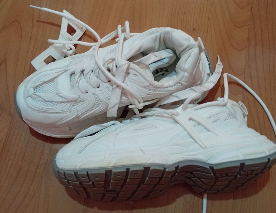 Кроссовки женские