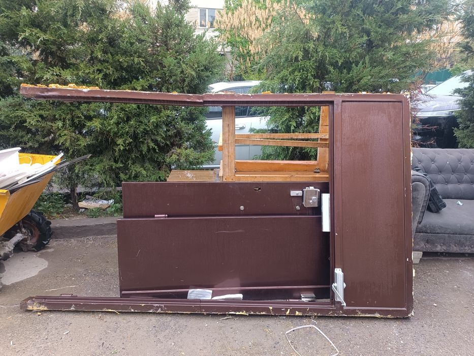 Temir eshik sotiladi