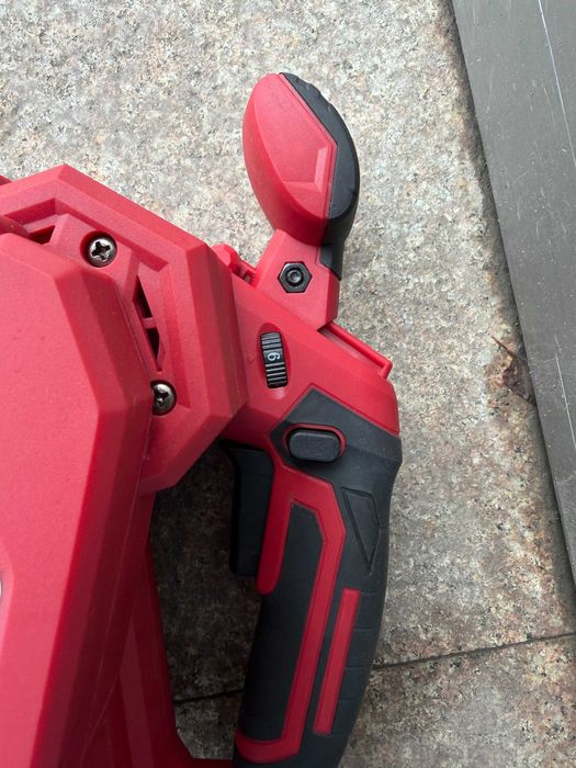 R20 Шлайф лентов акум. 76х457mm рег.обороти 1x4Ah /Ъглошлайф 125mm 910W