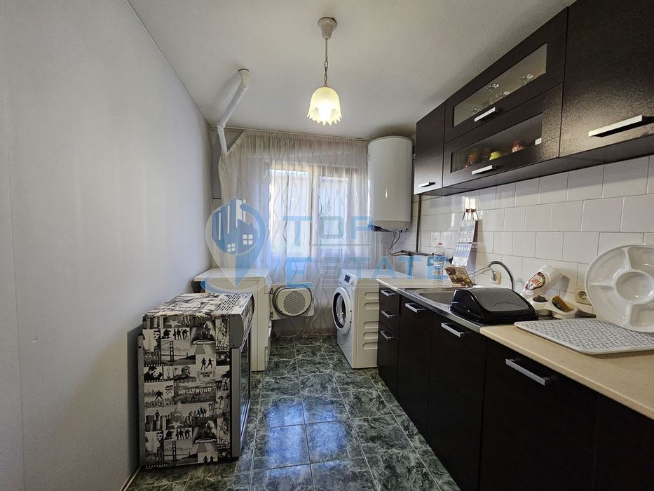 Обзаведена къща с три спални, барбекю, двор и гараж в село Поликраище