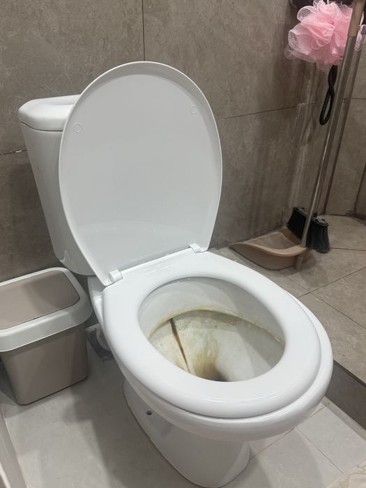 Унитаз с крышкой