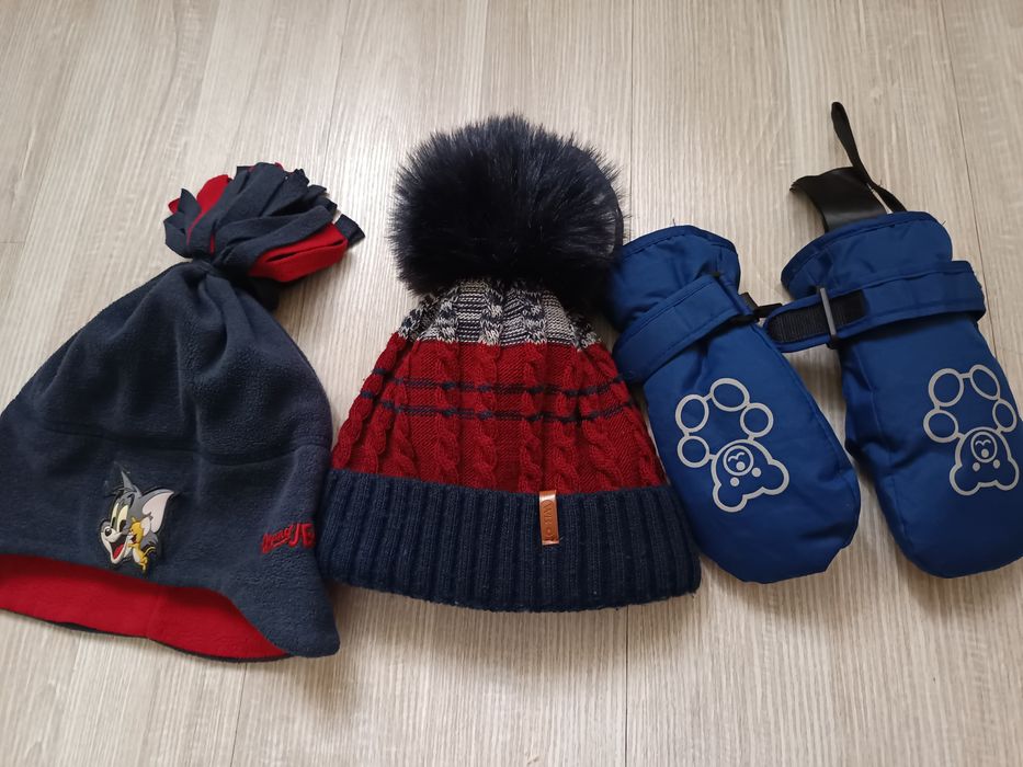 Mănuși și 2 căciuli 4 ani