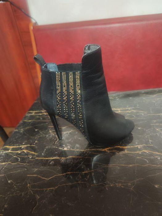 Botine decupate in fata