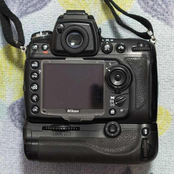 Kit Nikon D700 + 85mm f/1,4 D și Geantă Tamrac