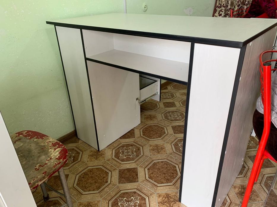 Маникюрный стол. В отличном состоянии.