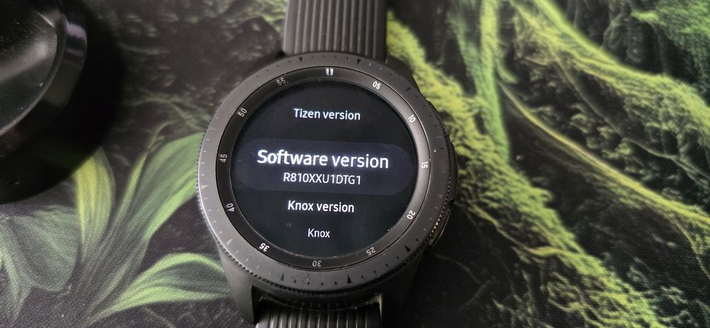 *ОТЛИЧЕН* Смарт Часовник Samsung Galaxy Watch (DC38, SM-R810), зарядно