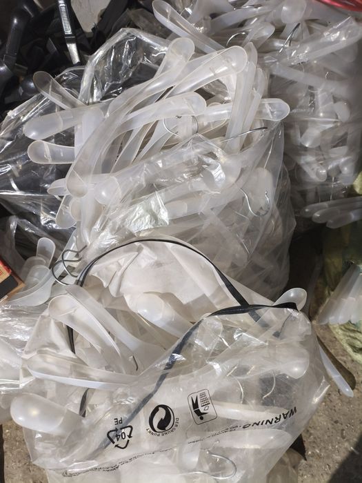 Продам плечики вешалки.