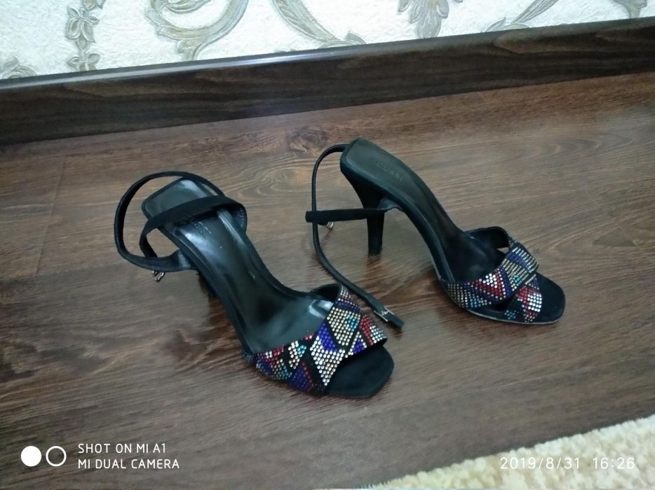 Продаются замшевые женские босоножки