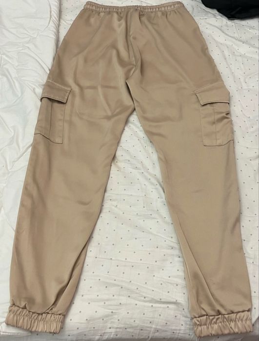 Pantaloni bej tip cargo (cu buzunare laterale + elastic jos)