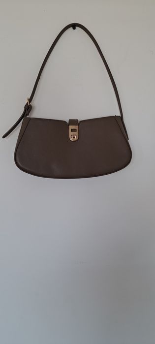 Чанта, еко кожа, бежаво кафяв цвят, със златиста закопчалка