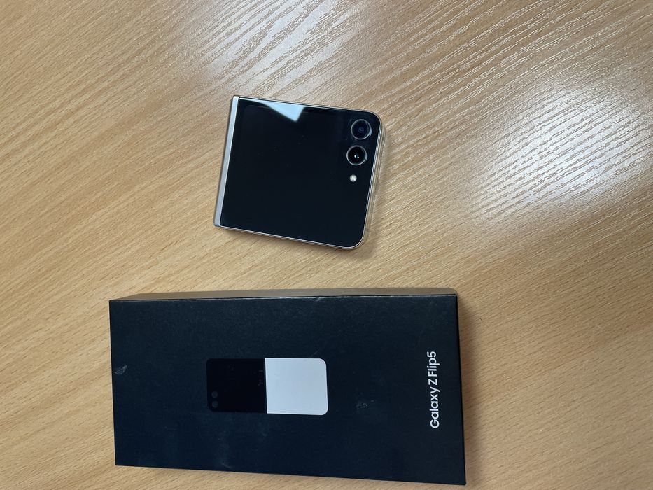 Samsung Galaxy Z flip 5, 128gb, бял