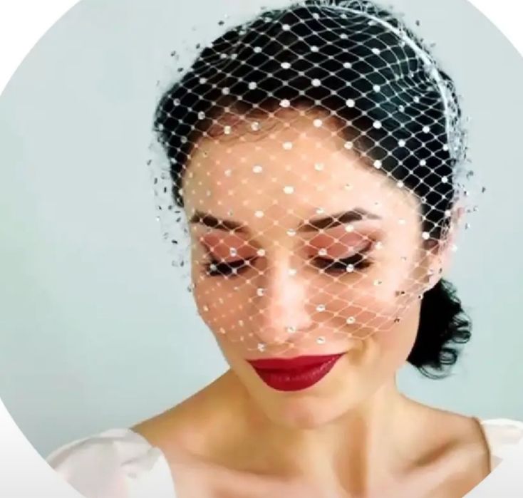 Шикарный ободок-фата с вуалью и стразами в белом и черном цвете