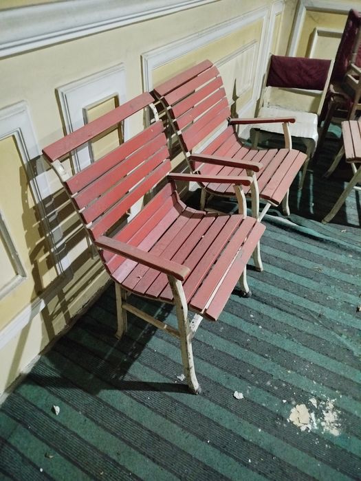 Кресло стул Сотилади ярокли холатда Темир ва Тахтадан таёрланган.