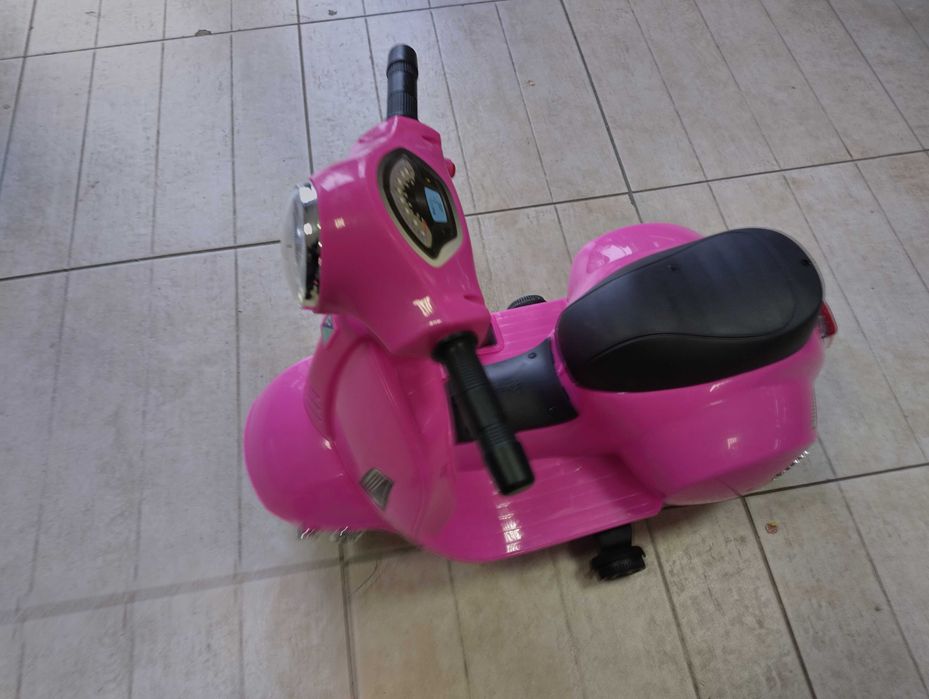 Розов акумулаторен мотор Vespa GTS Sport