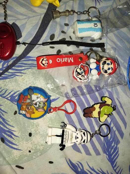 Vând diferite brelocuri sunt și cu lumini câteva