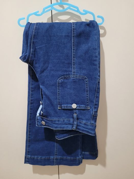 Pluover cu nasturi, scurt pana in talie +blugi