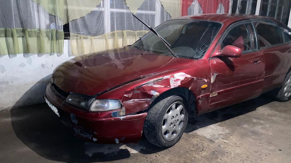 Мазда кронс красныи