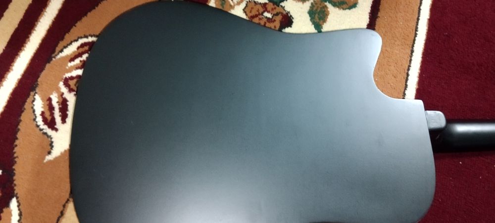 Гитара чёрного цвета