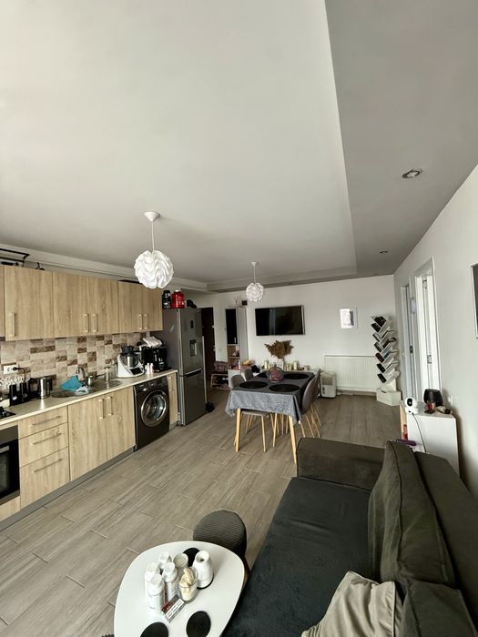 PROPRIETAR vând apartament cu 3 camere + parcare – Florești