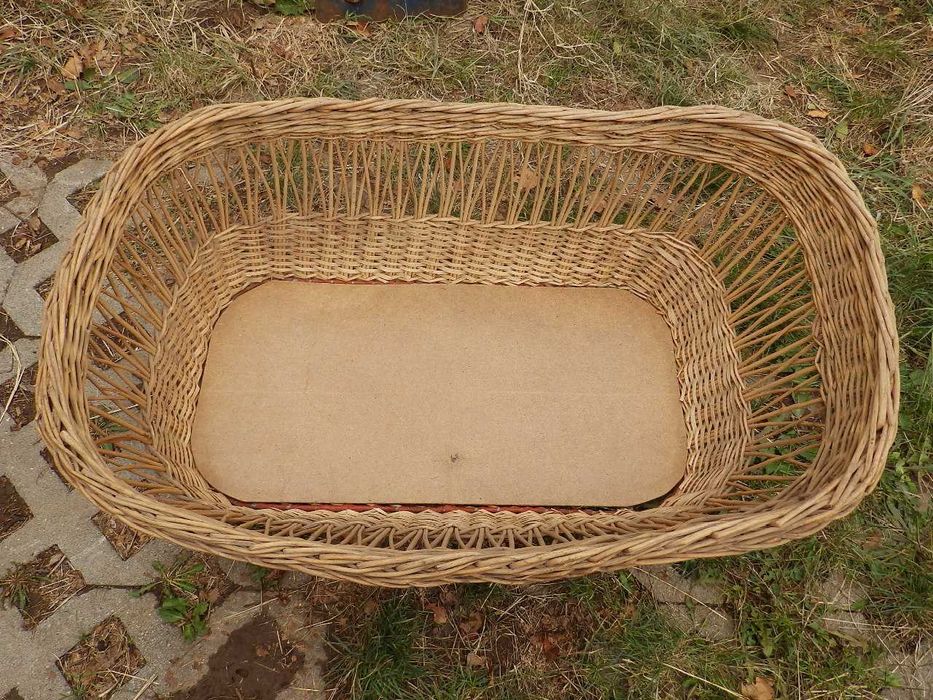 Стара бебешка кошарка, креватче - плетен кош