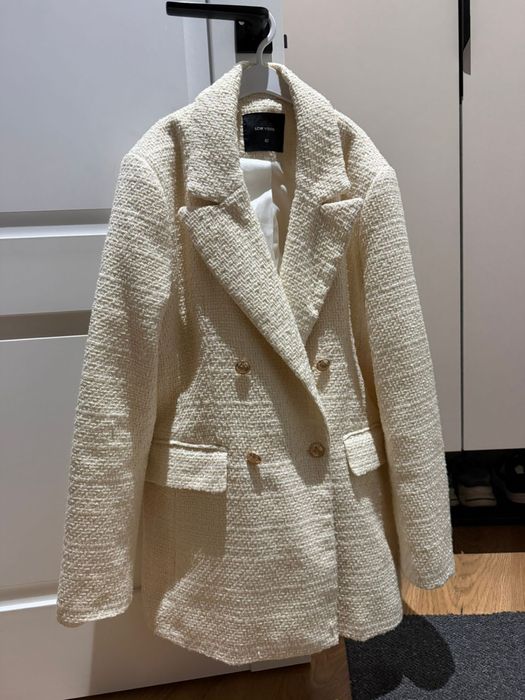 Женский ақ пиджак сатылады.