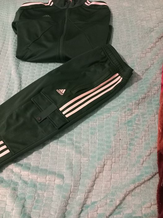 Vând trenig adidas