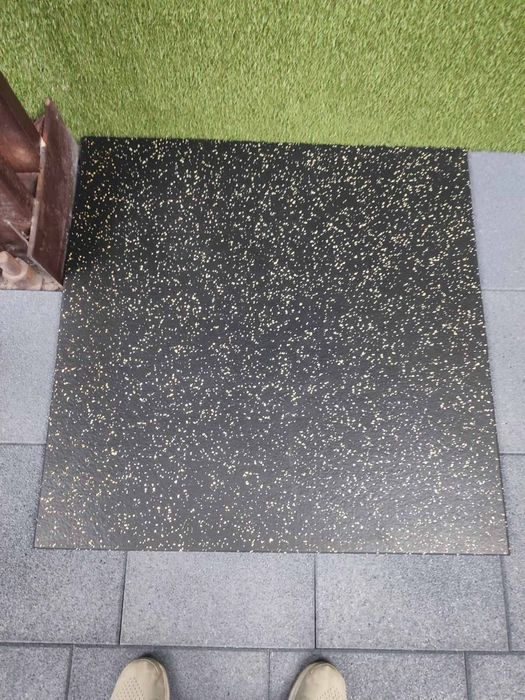 Професионална настилка за фирнес гумена гладка 
Не се рони 
Не мирише