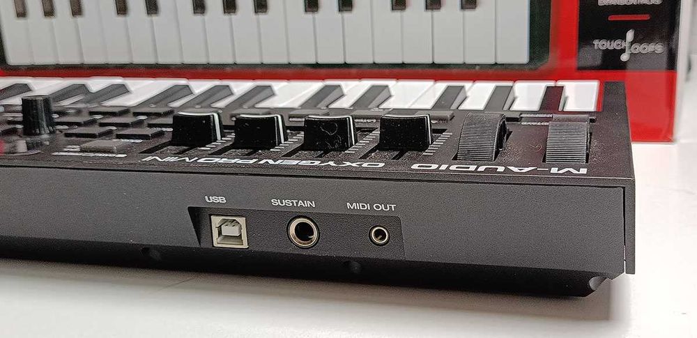 M-Audio Oxygen Pro Mini – Професионална MIDI клавиатура (Като нова)