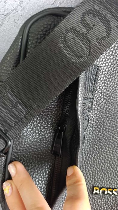 Hugo boss ,нова мъжка чанта за през рамо