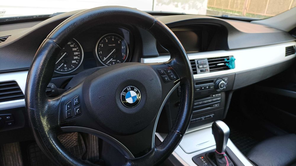Продавам личният си автомобил BMW 330 ХI
