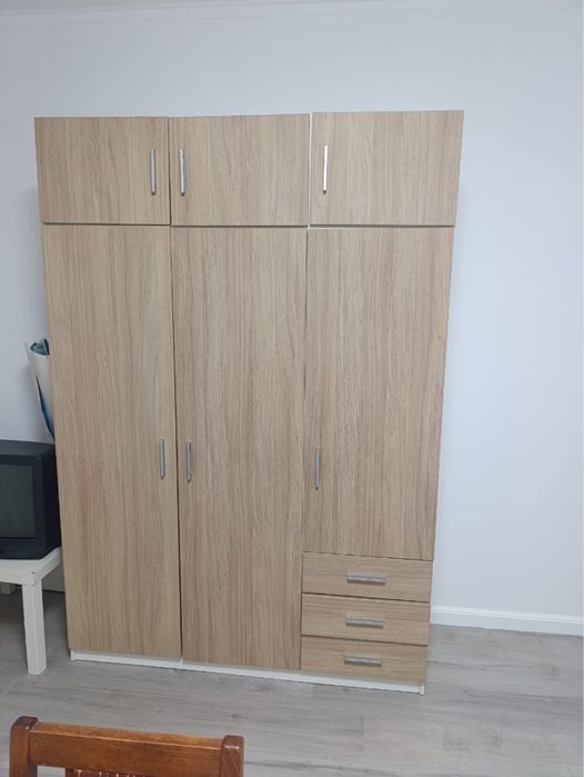 Продам шкаф и две тумбы