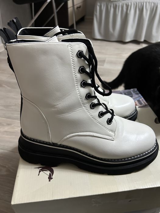 Продам демисезонные ботинки