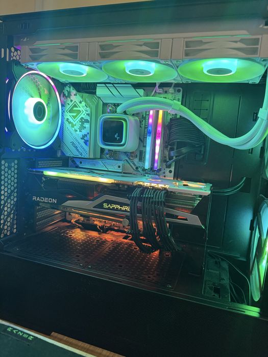 Геймърски компютър AMD Ryzen 7 9800X3D