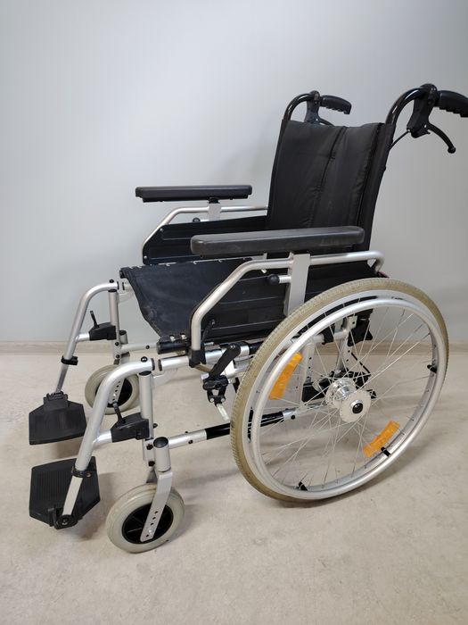 Carucior cu rotile pliabil/fotoliu rulant persoane cu dizabilitati.047